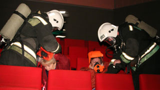 Из здания кинотеатра пожарные эвакуировали 6 человек