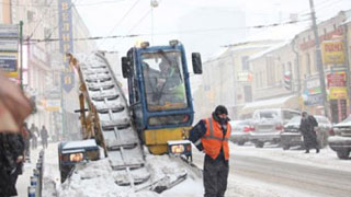 Движение по Чернышевского ограничат для расчистки от снега Движение по Чернышевского ограничат для расчистки от снега
