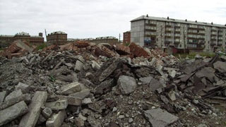 Прокуратура требует освободить территорию у дома от строительных отходов Прокуратура требует освободить территорию у дома от строительных отходов