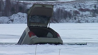 В провалившемся под лед внедорожнике погибли двое мужчин