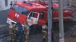 В Саратове пожарная машина провалилась в дорожную яму
