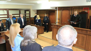 Судья зачитывает обвинительный приговор братьям убийцы Руслана Маржанова