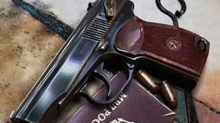 Полицейский защитился пистолетом от напавшего в кафе посетителя