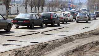 Жители Заводского района стоят в пробках из-за «заброшенного» ямочного ремонта
