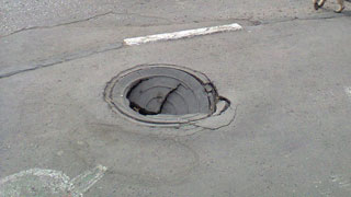 В центре Саратова угрожает безопасности пешеходов проломленный люк В центре Саратова угрожает безопасности пешеходов проломленный люк