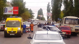 На проспекте Строителей столкнулись 4 автомобиля и автобус