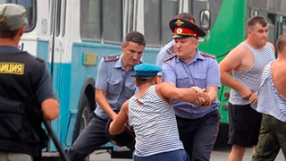 Задержанный десантник. ВДВ пьянка. Полиция на проспекте Саратов. Полиция на проспекте Саратов фото.