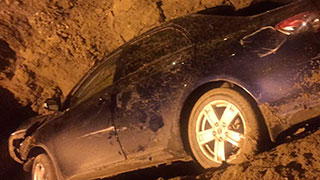 «Тойота» рухнула в яму при попытке скрыться от сотрудников ДПС «Тойота» рухнула в яму при попытке скрыться от сотрудников ДПС