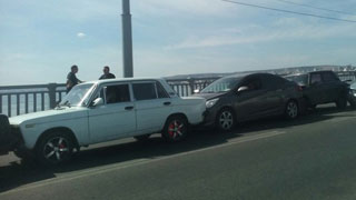 На мосту Саратов-Энгельс столкнулись 6 легковушек