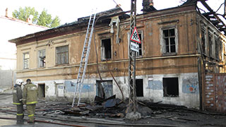 Напротив школы в центре Саратова горел двухэтажный дом Напротив школы в центре Саратова горел двухэтажный дом
