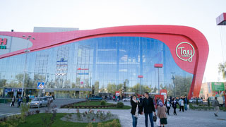 Жители города проводят время в «Тау Галерея» Жители города проводят время в «Тау Галерея»