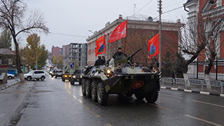 По Саратову проехали БТР и колонна квадроциклов По Саратову проехали БТР и колонна квадроциклов