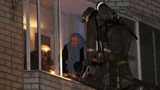 В Саратове из-за пожара жильцов многоэтажки эвакуируют через окна