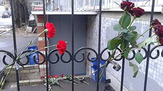 К воротам спортклуба убитого Азамата Норманова приносят цветы