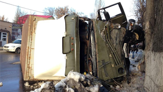 На Симбирской перевернувшийся «КамАЗ» повредил несколько машин На Симбирской перевернувшийся «КамАЗ» повредил несколько машин