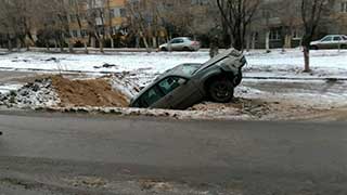 Кроссовер упал в глубокую яму на Ипподромной Кроссовер упал в глубокую яму на Ипподромной