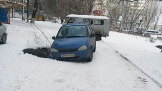 На Тракторной иногородняя «Лада Калина» провалилась в яму На Тракторной иногородняя «Лада Калина» провалилась в яму
