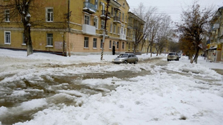 Улицу на несколько кварталов покрыло месиво воды и талого снега Улицу на несколько кварталов покрыло месиво воды и талого снега
