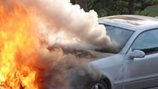 Мужчина с племянником подожгли кроссовер должника Мужчина с племянником подожгли кроссовер должника