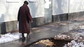 На Чернышевского асфальт рушится под ногами у пешеходов