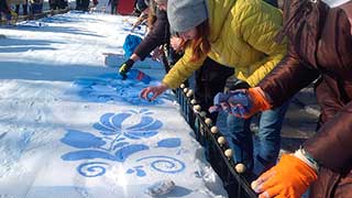 На площади Кирова саратовцы раскрасили сугробы На площади Кирова саратовцы раскрасили сугробы