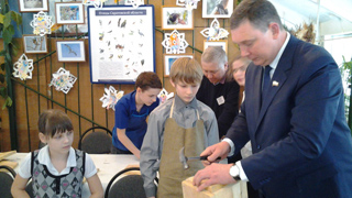 Министр Соколов научил детей колотить «правильные» скворечники