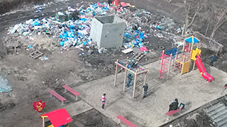 В Заводском районе жалуются на свалку мусора у детской площадки
