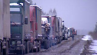 В Казахстане из-за паводка грузовики попадают в заторы В Казахстане из-за паводка грузовики попадают в заторы