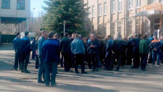 На заводе «Контакт» рабочие вышли на улицу с требованием зарплаты