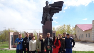 Журналисты озеленили мемориал политруку Клочкову