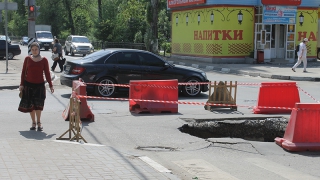 На перекрестке с улицей Рахова образовался крупный провал