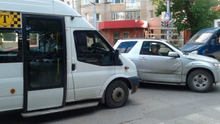 На Чернышевского заблокирован проезд из-за ДТП с маршруткой На Чернышевского заблокирован проезд из-за ДТП с маршруткой