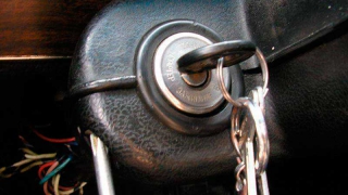 Угонщик воспользовался оставленными ключами в замке зажигания Угонщик воспользовался оставленными ключами в замке зажигания