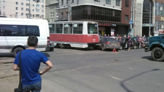 На Кутякова трамвай сошел с рельсов и протаранил три машины