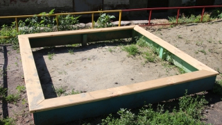 Мама из Заводского района просит наполнить в ее дворе песочницу Мама из Заводского района просит наполнить в ее дворе песочницу