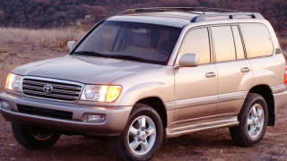 Трое на «Лэнд Крузере» отобрали у мужчины деньги на дороге Трое на «Лэнд Крузере» отобрали у мужчины деньги на дороге