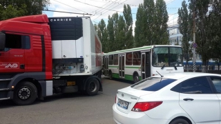 Фура и автобус заблокировали проезд по 50 лет Октября