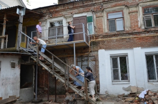 Запертым в доме на Московской пенсионеркам починили лестницу
