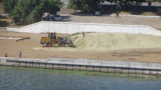 В Центре пляжных видов спорта засыпают песком площадку