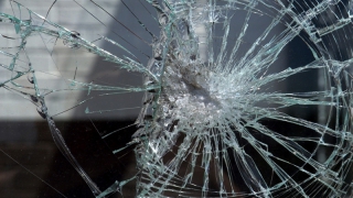 Голая женщина разбила булыжником несколько машин Голая женщина разбила булыжником несколько машин