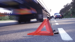 Водитель опрокинувшегося самосвала со щебнем получил перелом Водитель опрокинувшегося самосвала со щебнем получил перелом