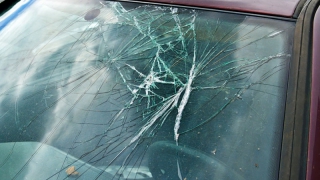 Неизвестные разбили камнем стекло «Фольксваген Тигуан» Неизвестные разбили камнем стекло «Фольксваген Тигуан»
