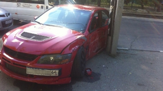 На Астраханской разбился спорткар «Мицубиси Эволюшн» На Астраханской разбился спорткар «Мицубиси Эволюшн»