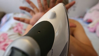 Двухлетний мальчик включил утюг и прижег младшего брата Двухлетний мальчик включил утюг и прижег младшего брата