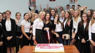 Учащиеся школ пришли с поздравлениями в Президентскую академию Учащиеся школ пришли с поздравлениями в Президентскую академию