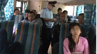 Полицейские остановили автобус с 39 нелегалами из Киргизии Полицейские остановили автобус с 39 нелегалами из Киргизии