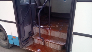 Пассажиров напугали потоки красной жидкости в автобусе №53