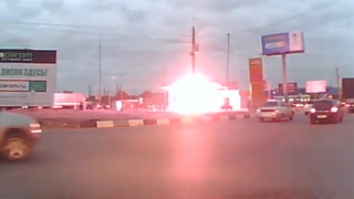 Очевидец снял на видео пожар на газовой заправке в Саратове