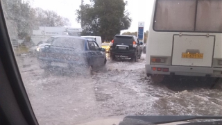 Улицу Шехурдина затопило из-за прорыва водопровода