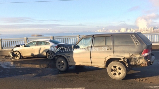 На мосту Саратов-Энгельс столкнулись две иномарки и «буханка» На мосту Саратов-Энгельс столкнулись две иномарки и «буханка»